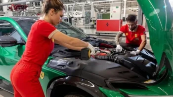 ferrari lucra mais vendendo menos: estratégia exclusiva rende bônus milionário