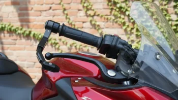 acelerador eletrônico ou convencional: qual sistema escolher na moto