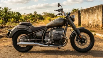 Amazonas 1600 clássica estacionada, destacando o visual robusto e a curiosa combinação de moto brasileira com motor de Fusca.