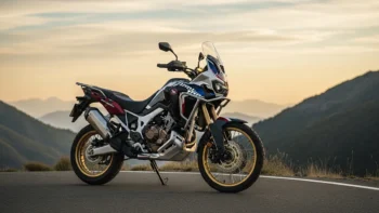 Honda CRF1100L Africa Twin 2026 estacionada em estrada, destacando o visual aventureiro e a proposta premium da big trail.
