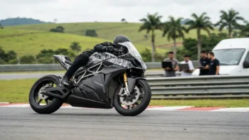 Protótipo de moto elétrica da Yamaha em pista, destacando o visual esportivo e a proposta futurista da marca.